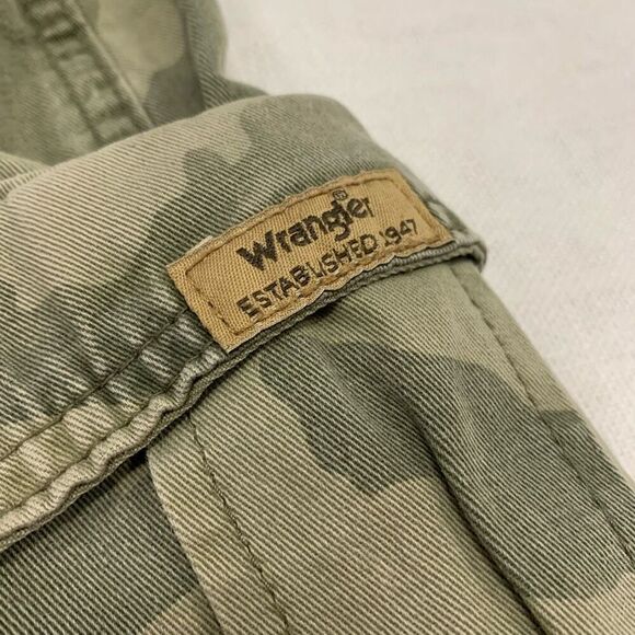 Wrangler Shorts 42R Camo Utility Cargo Hiking Relaxed Fit Outdoor Camping - Picture 4 of 9